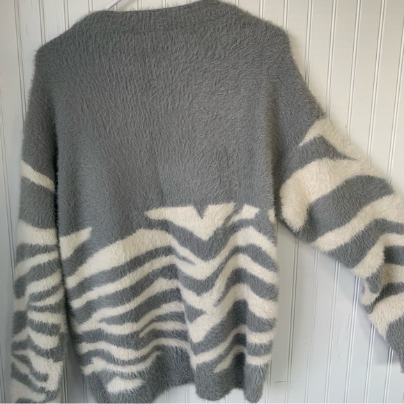 VERY J (NWT) SM- Gray & Creamy White Design, Long Sleeves, Softest Sweater Ever - Picture 6 of 8